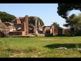 07076 ostia - regio i - insula xii - terme del foro (i,xii,6) - palaestra - raum (19) - daneben - treppe ri osten.jpg